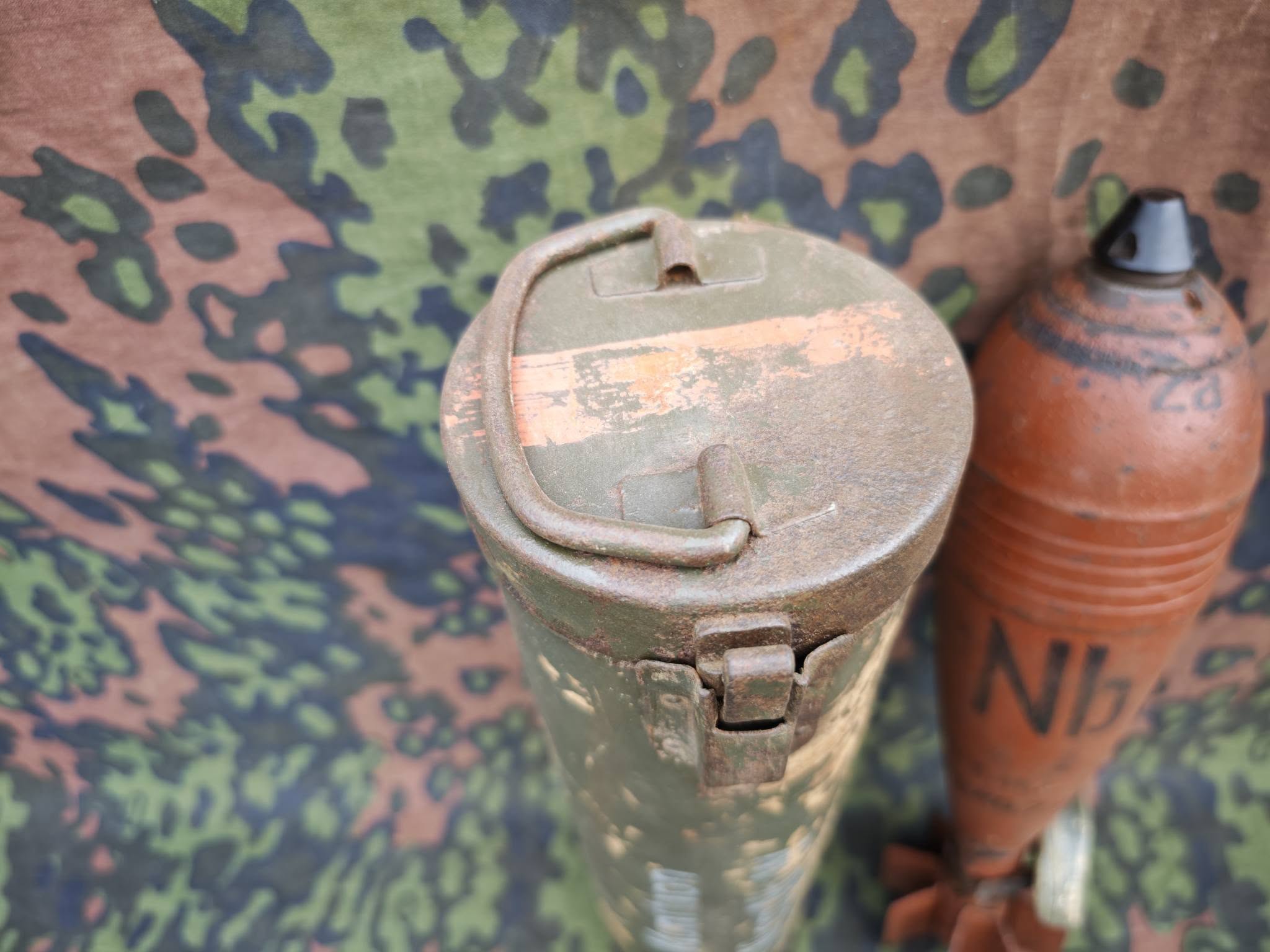 WW2 German 10cm Nb.W.35 Inert Smoke Mortar Round with Transport Container – Complete Set