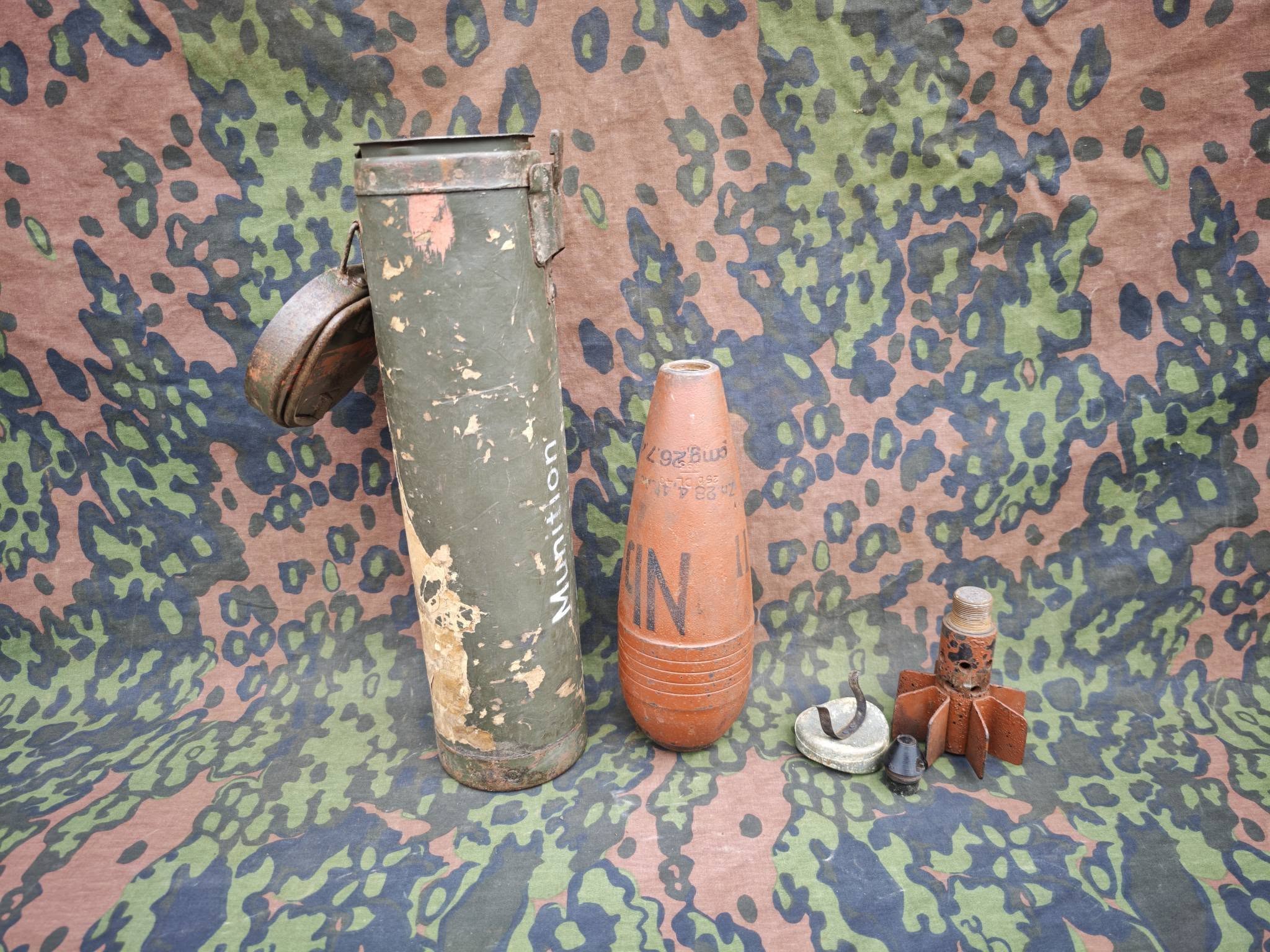 WW2 German 10cm Nb.W.35 Inert Smoke Mortar Round with Transport Container – Complete Set