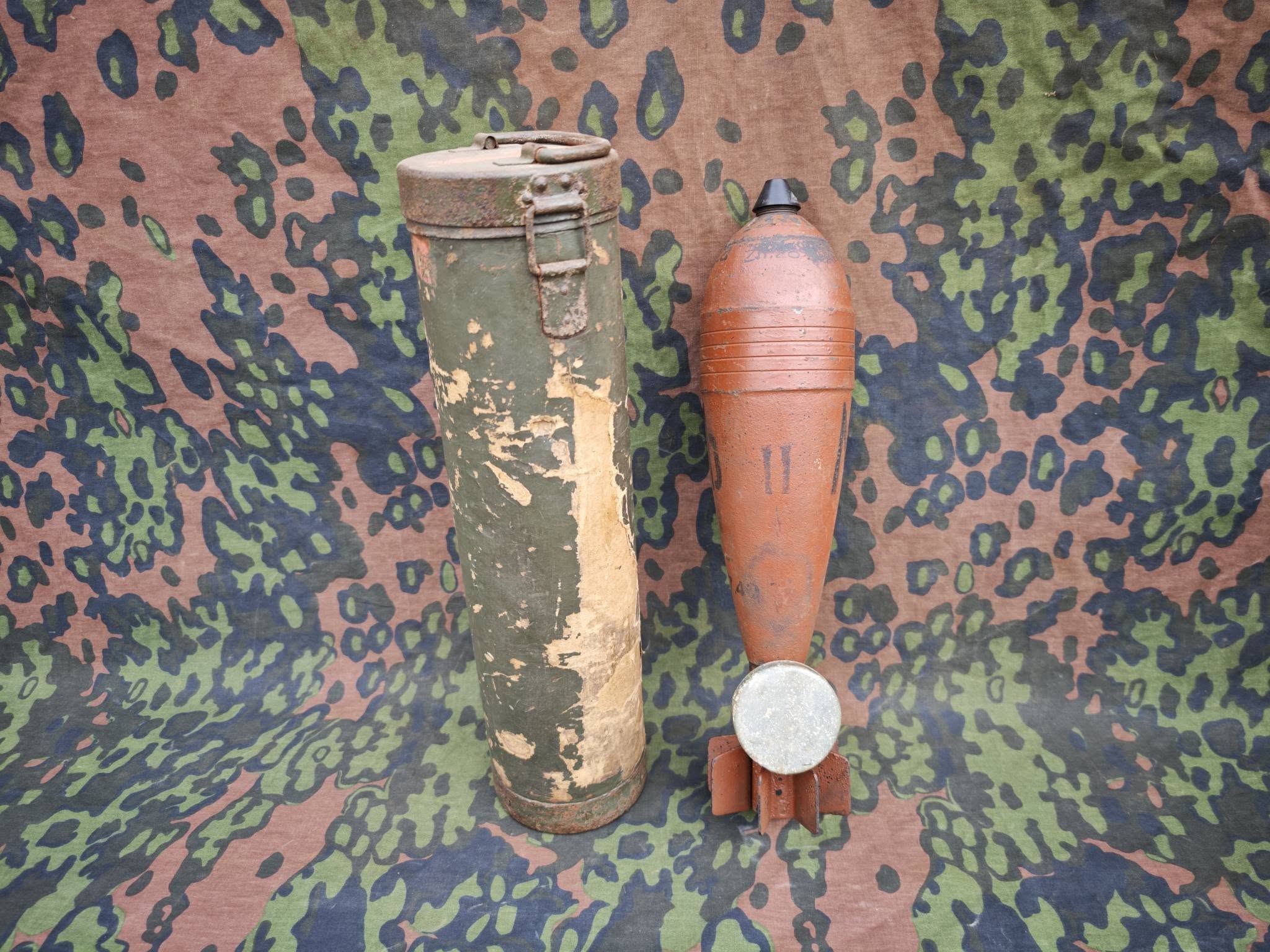 WW2 German 10cm Nb.W.35 Inert Smoke Mortar Round with Transport Container – Complete Set