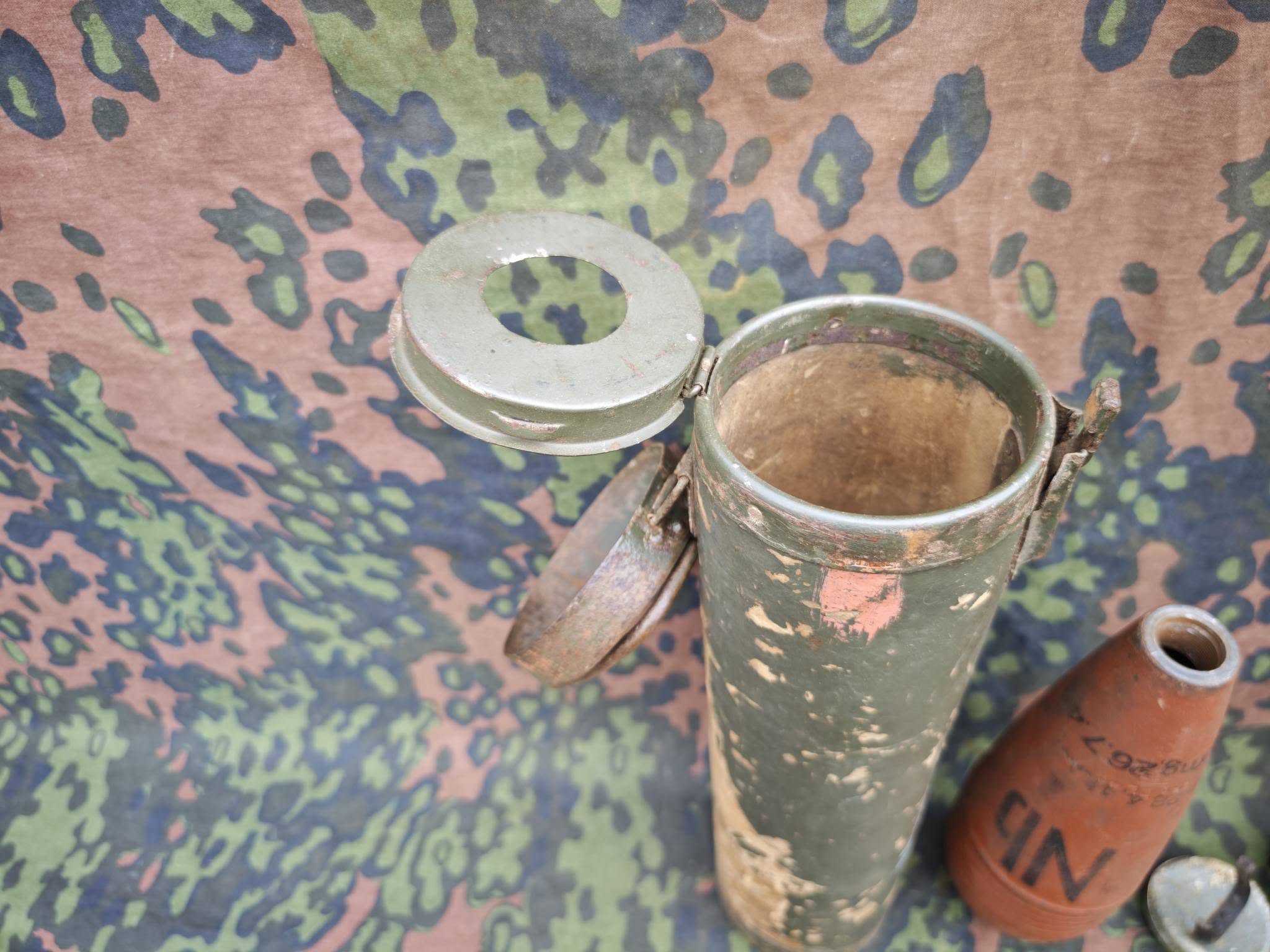 WW2 German 10cm Nb.W.35 Inert Smoke Mortar Round with Transport Container – Complete Set