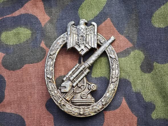 Original German Army Anti-Aircraft Badge (Heeres-Flakabzeichen) – Maker Marked 