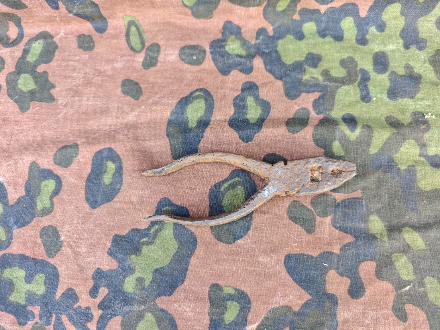 WWII Pliers – Sabotage Container