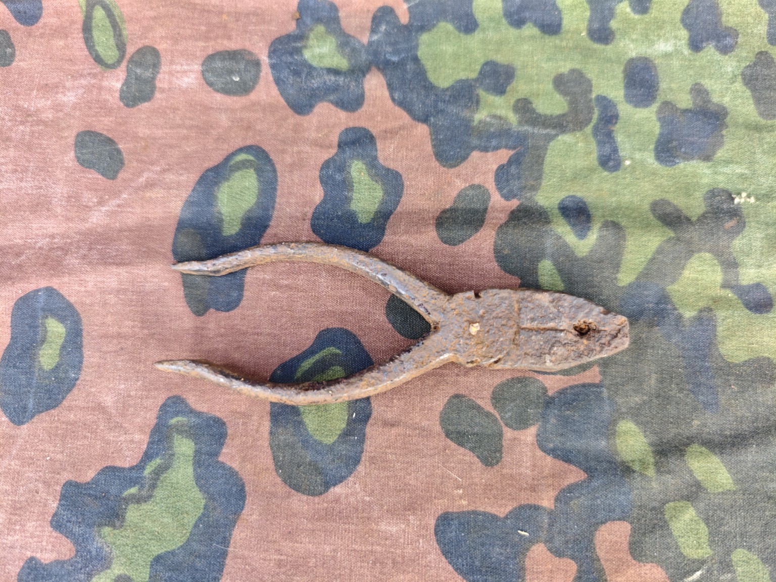 WWII Pliers – Sabotage Container